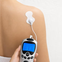 Electrodo de VitalCare colocado en el hombro durante el uso